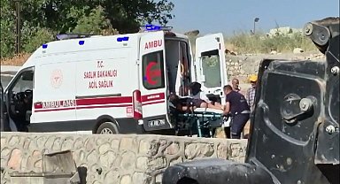 İş makinesinin camına kafasını çarpan operatör yaralandı