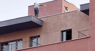 İş yerinde çalan oyun havasını duyan inşaat işçileri binanın tepesinde oynadılar