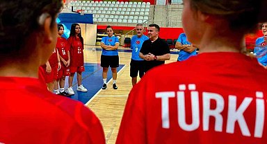 İşitme Engelliler Genç Kız Futsal Milli Takımı kampı Bilecik'te başladı