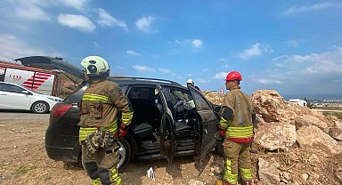 İskenderun'da kayalıklara çarpan otomobilin sürücüsü yaralandı