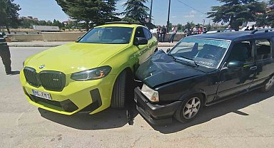 Isparta'da iki otomobil çarpıştı: 2 yaralı