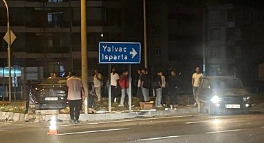 Isparta'da kavşakta iki otomobil çarpıştı: 3 yaralı