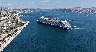 İstanbul Boğazı'nda dev yolcu gemisi