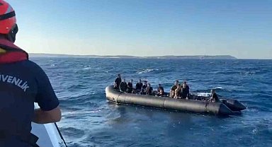 İzmir açıklarında 37 düzensiz göçmen yakalandı, 30 göçmen kurtarıldı