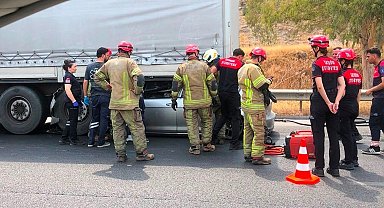 İzmir'de feci kaza: Tıra çarpan otomobilin sürücüsü hayatını kaybetti