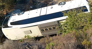 İzmir'de otobüs ve otomobil şarampole devrildi: 2 ölü, 1 yaralı