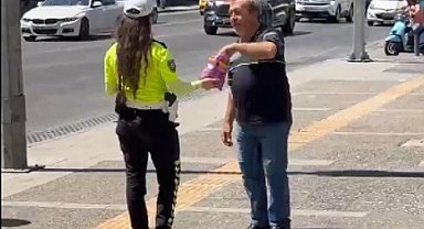 İzmir'de trafik polisi Mevlit Kandili'nde çikolata dağıttı