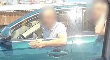 İzmir'de trafikteki tartışma taşlı saldırıya dönüştü