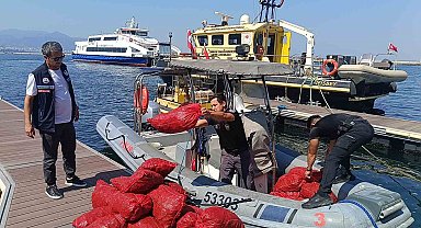 İzmir'de yasa dışı kara midye operasyonu: 560 kilogram midye denize iade edildi