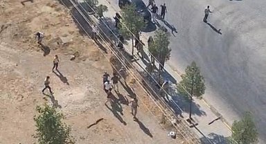 Jandarma önünde arazi anlaşmazlığı nedeniyle birbirlerine girdiler