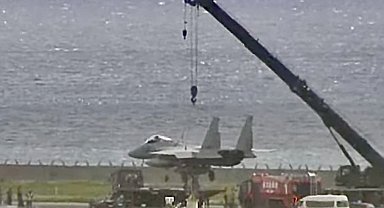Japonya'ya ait F-15 savaş uçağı, acil inişin ardından sol kanadının üzerine yattı
