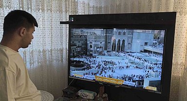 Kabe maketine sarılarak dua etmişti: Engelli gencin umre hayali gerçek oluyor