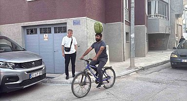 Kafasında 40 kiloluk karpuz varken bisiklet sürüyor, halay çekiyor, koşuya katılıyor