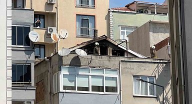 Kağıthane'de 3 katlı binanın çatı katı alevlere teslim oldu