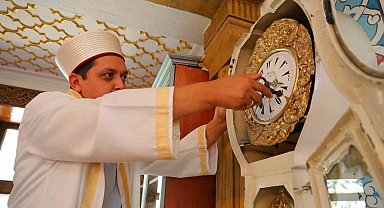 Kahramanmaraş'taki Beyazıtlı Camii'nin duvarındaki tarihi saat zamana tanıklık ediyor