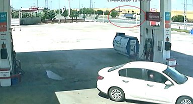 Kalp krizi geçiren tır sürücüsü bariyerlere çarparak kaza yaptı