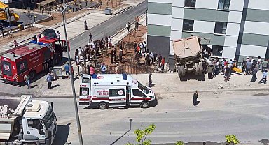 Kamyon eve girdi, sürücü yaralandı