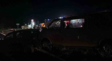 Kamyonet ile otomobil çarpıştı: 11 yaralı