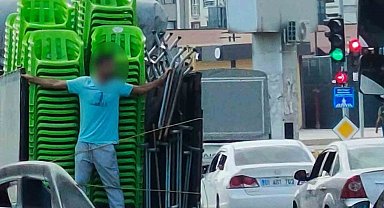 Kamyonetin kasasında tehlikeli yolculuk