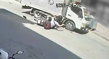 Kamyonetle motosiklet çarpıştı : 2 yaralı