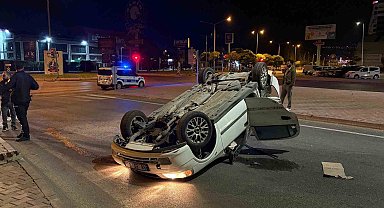 Kamyonla çarpışan otomobil takla attı