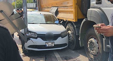 Kamyonun çarptığı otomobil direk ile kamyon arasında sıkıştı: 1 yaralı