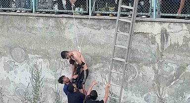 Kanala düşen genci arkadaşı yakaladı, itfaiye kurtardı