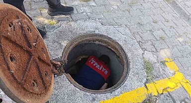 Kanalizasyon borusuna sıkışan yavru kedi kurtarıldı