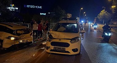 Karabük'te hafif ticari araç otomobile çarptı: 7 yaralı
