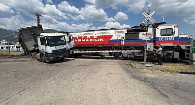 Karabük'te hemzemin geçitte lokomotif tıra çarptı