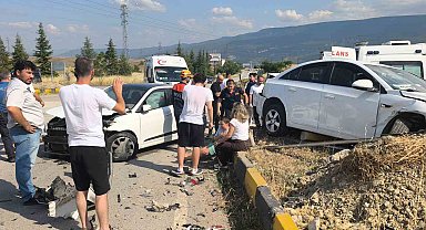 Karabük'te iki otomobil çarpıştı: 1'i ağır 7 yaralı