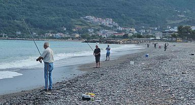 Karadeniz'de balık bolluğu yaşanıyor: Oltasını kapan deniz kenarına koştu