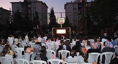 Karagöz'ün Salıncağı ilk gösteriminde çocuklar ve aileler buluştu