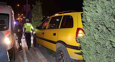 Karaman'da kontrolden çıkan ticari taksi refüje çıktı: 2 yaralı