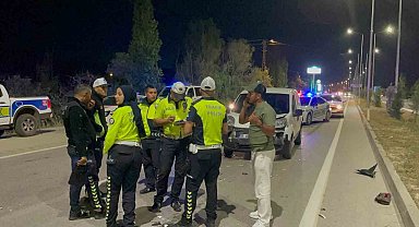 Karaman'da üç aracın karıştığı kazada 2 kişi yaralandı