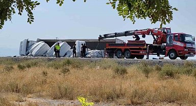 Karapınar'da devrilen tırın sürücü yara almadan kurtuldu