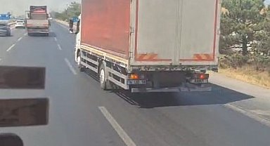 Karayolundaki otluk alanda çıkan yangın ormana sıçramadan söndürüldü