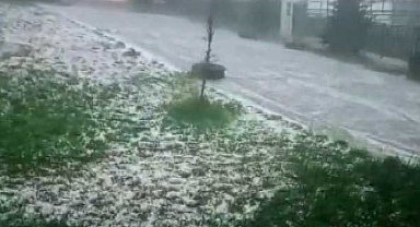 Kars'ta dolu kabusu: Dakikalar içerisinde etraf beyaza büründü