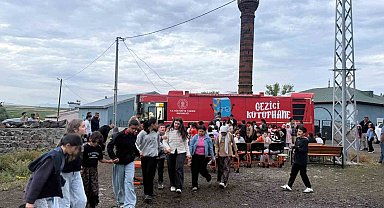 Kars'ta Gezici Kütüphane Demirkent Köyü'ndeki öğrencilere unutulmaz bir gün yaşattı