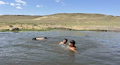 Kars'ta sıcaklık 30 dereceyi buldu, Çocuklar dereleri "Denize" çevirdi