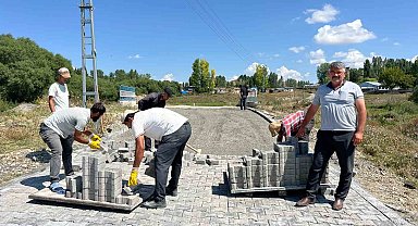 Kars'ta Üçpınar Köyü'nde yollar parke taşlarıyla yenileniyor