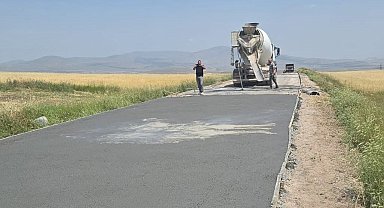Kars'ta yol yatırımları hız kesmiyor: Asfalt, beton yol ve parke taşı çalışmaları sürüyor