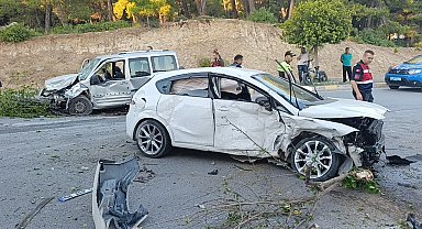 Karşı şeride geçen otomobil ortalığı savaş alanına çevirdi: 4 yaralı