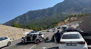 Karşı şeride geçip 3 araca çarptı: 4 yaralı