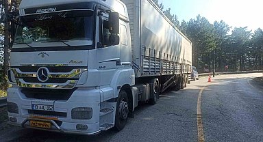 Karşı şeride savrulan dorse otomobile çarptı: 4 yaralı