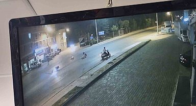 Karşıdan karşıya geçmeye çalışan çocuğa motosikletin çarptığı kaza kamerada