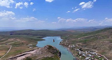 Kartal ile avladığı yılanın gökyüzünde süzüldüğü anlar dron kamerasında