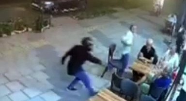 Kasklı şüpheli, tantunicide oturan şahsı vurdu
