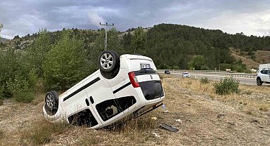 Kastamonu'da hafif ticari araç takla attı: 4 yaralı