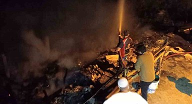 Kastamonu'da iki katlı ev yandı, aile pencereden atlayarak kurtuldu
